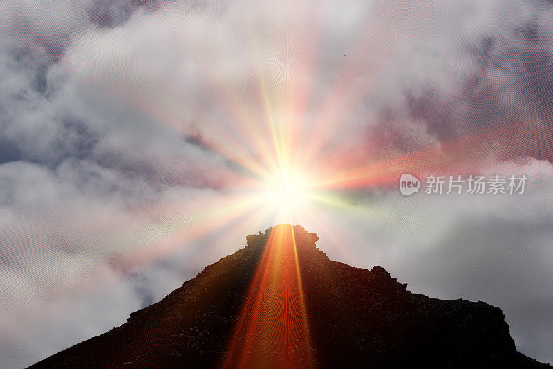 日落与耀斑在山顶上