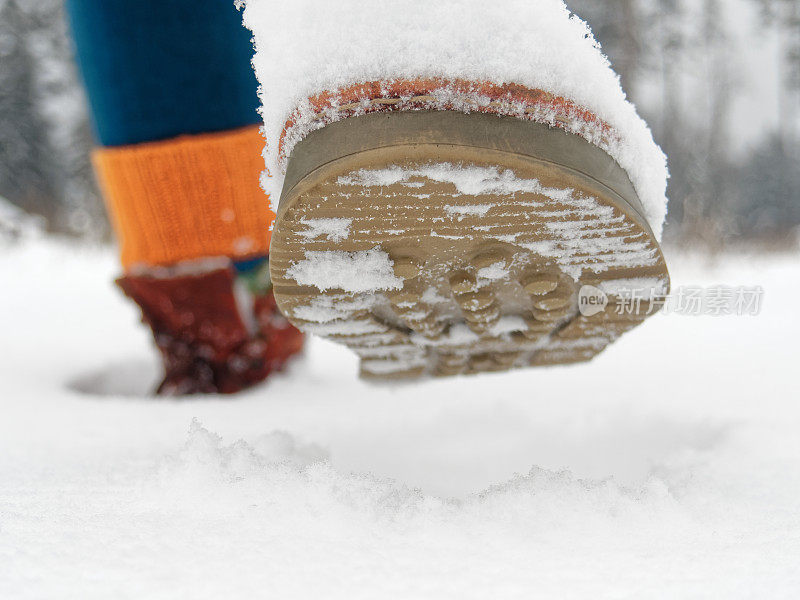 走在雪