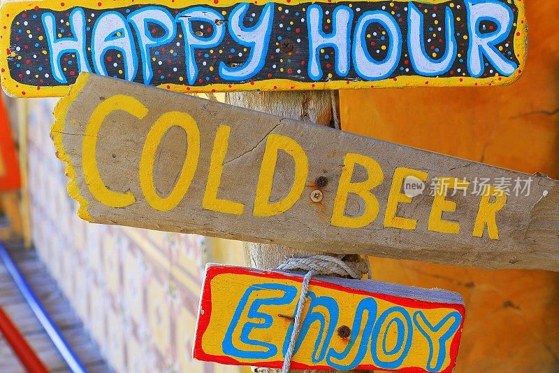 美国佛罗里达州的欢乐时光酒吧或酒吧五颜六色的邀请标志:享受和冰啤酒!