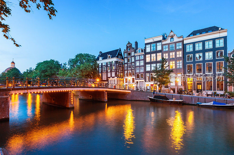 荷兰阿姆斯特丹市中心的桥梁和运河