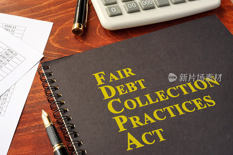 《FDCPA公平讨债实务法》在桌面上。