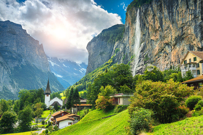瑞士Lauterbrunnen，美丽的山村，有高高的悬崖和瀑布