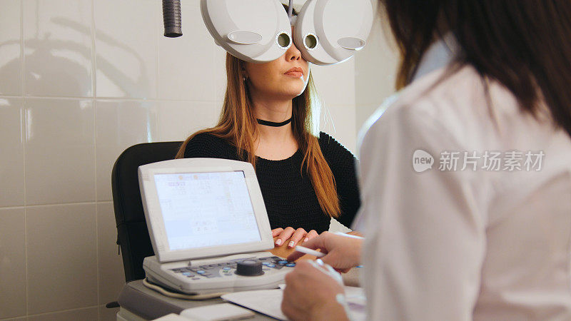 眼科。眼科临床概念。验光师和病人检查视力