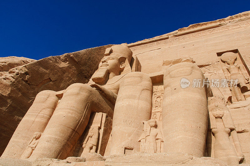 埃及拉美西斯二世国王和娜芙塔丽王后的雕像