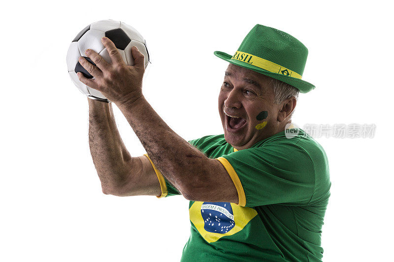 白色背景下的巴西老球迷拿着足球