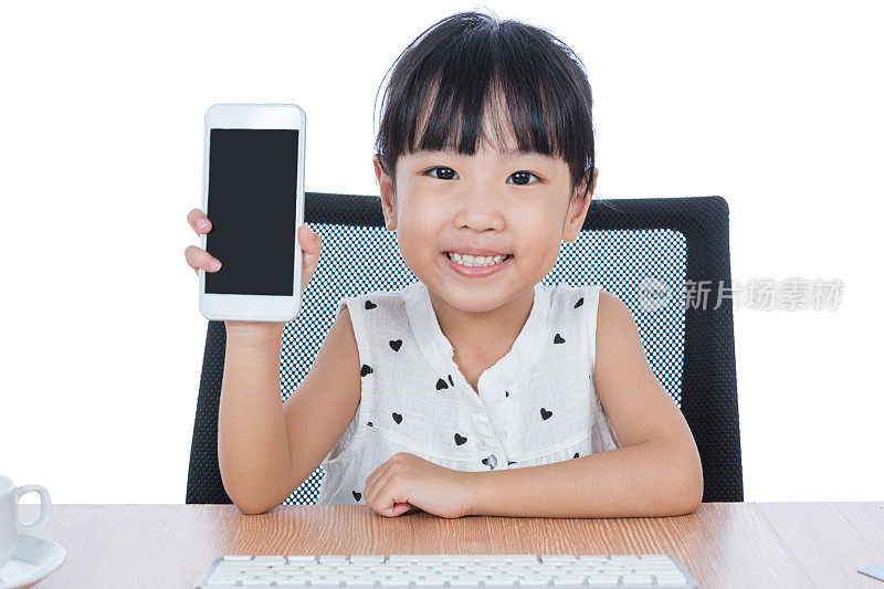 亚洲华人小女孩在玩智能手机