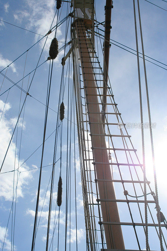 高帆船上的桅杆