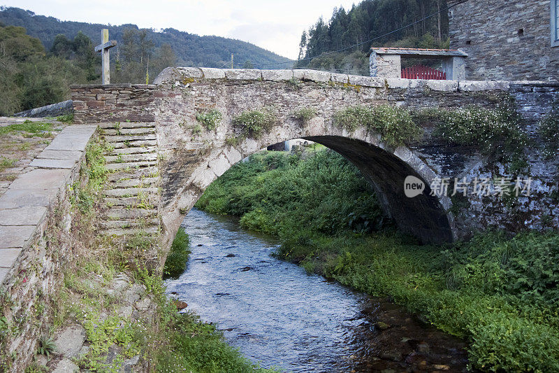 Pasatiempo历史桥上的河Mondoñedo，加利西亚，西班牙。