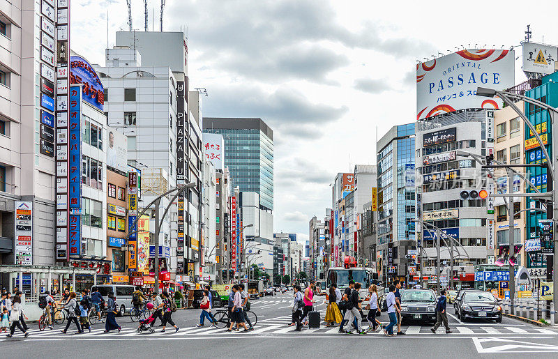 拥挤的东京街景