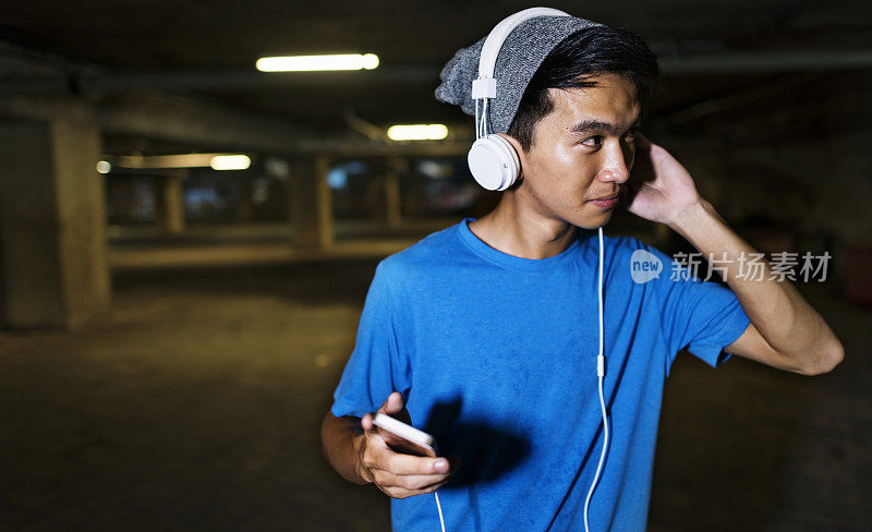 年轻人在听音乐