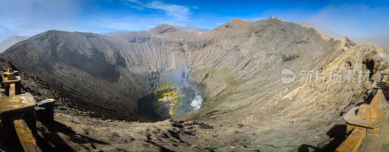 印度尼西亚东爪哇腾格塞墨鲁国家公园活火山布罗莫火山内部的火山口。