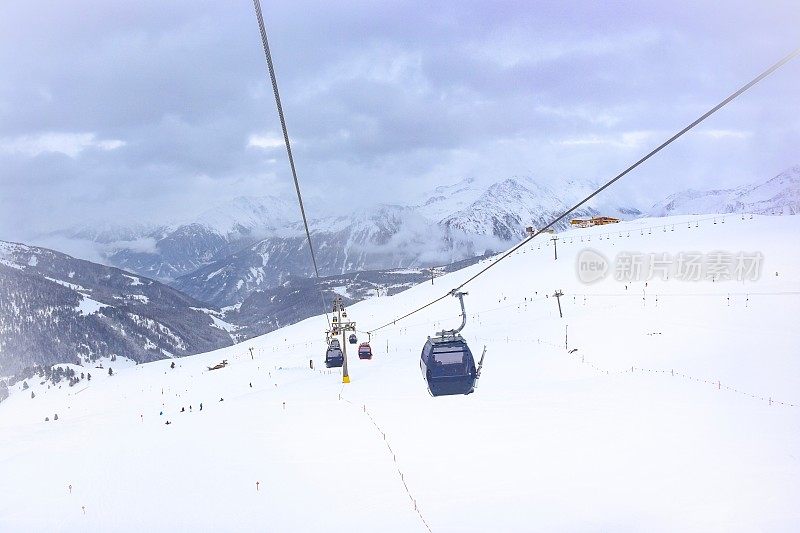 从缆车上俯瞰滑雪坡的景色