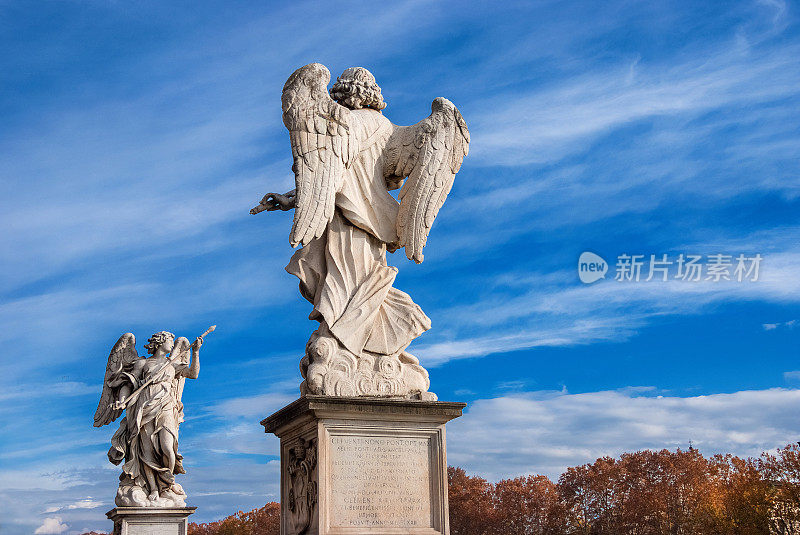 圣天使桥雕像与秋天的天空