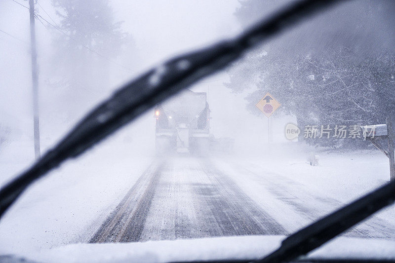 扫雪车在雨刷之间铲雪和撒盐