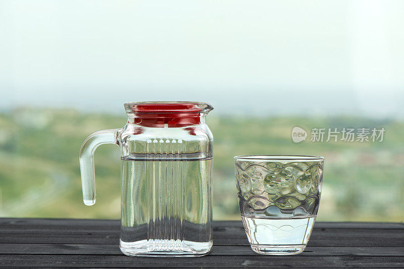 玻璃水瓶和玻璃