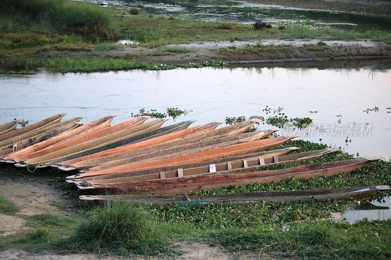 传统独木舟在Rapti河岸，奇旺，尼泊尔