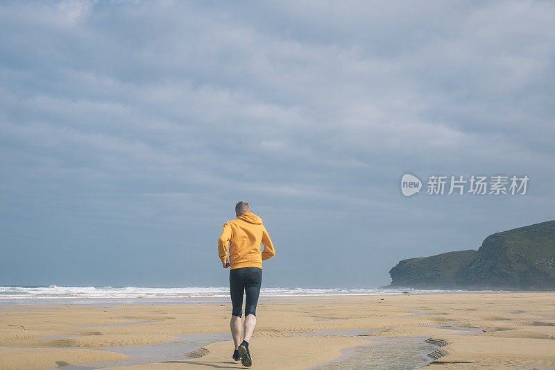 沿着纽基水门湾海滩跑步的人