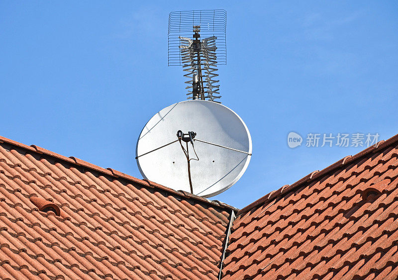 屋顶上的卫星天线和电视天线