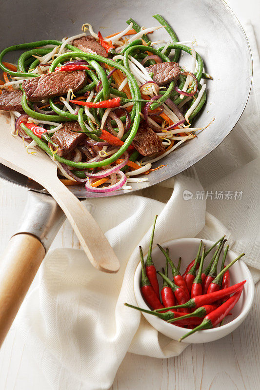 亚洲食物:炒牛肉和蔬菜的静物