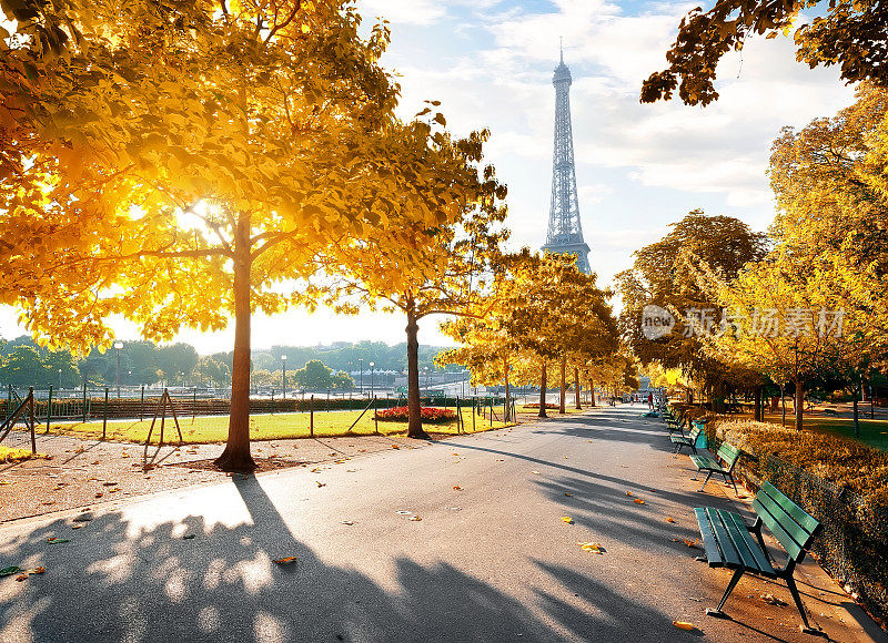 秋天的巴黎，阳光明媚的早晨