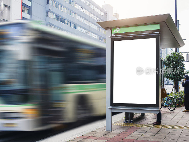 在巴士候车亭媒体户外街道模拟广告牌横幅模板