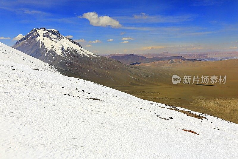 拉斯卡火山口和火山上的地面上的雪，田诗式的阿塔卡马沙漠高原，白雪皑皑的卢乌莱亚科在地平线上，火山景观全景-圣佩德罗阿塔卡马，智利，Bolívia和阿根廷边境