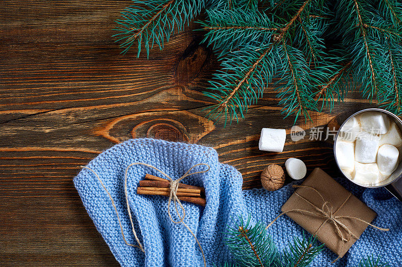 圣诞节喝。用马克杯热咖啡和棉花糖在木制背景上。新的一年