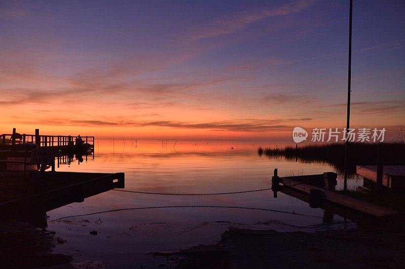 日落时分，Currituck声音船坡道