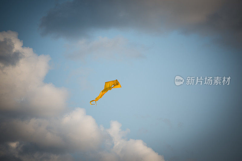 风筝在天空中翱翔在云间