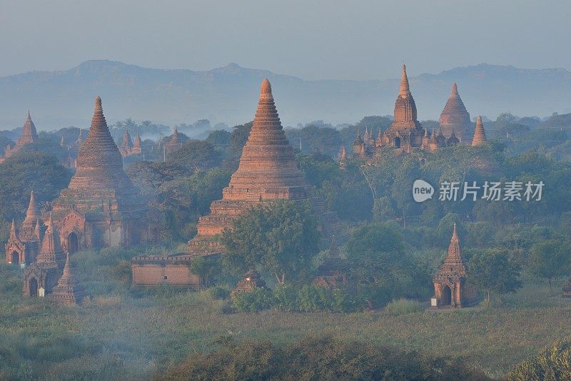 缅甸蒲甘晨雾中的寺庙和宝塔