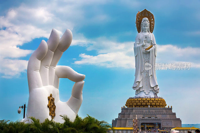 三亚南山佛教文化园的白色观音佛像。