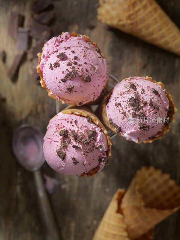 草莓冰淇淋与巧克力刨花在华夫蛋筒