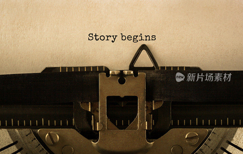 文本故事开始用老式打字机打字
