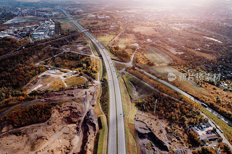 秋季高速公路鸟瞰图。