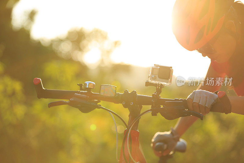 骑自行车的人在山地车上安装动作摄影机