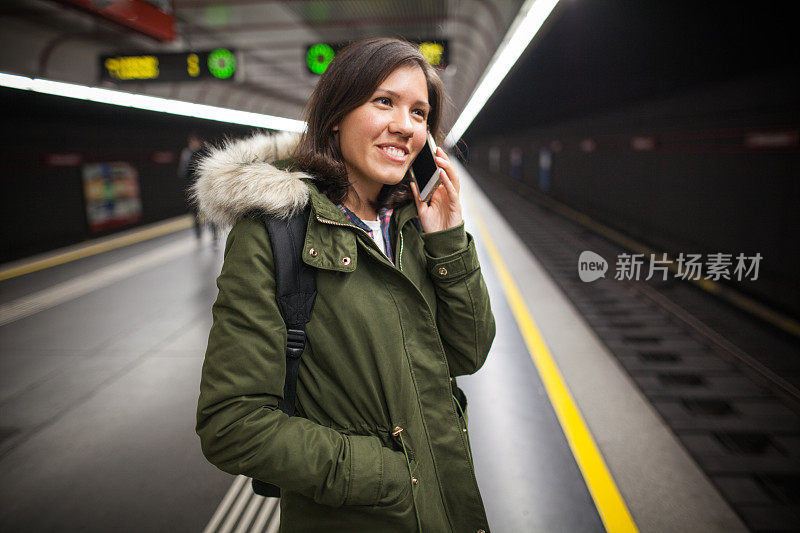 年轻女子在等火车