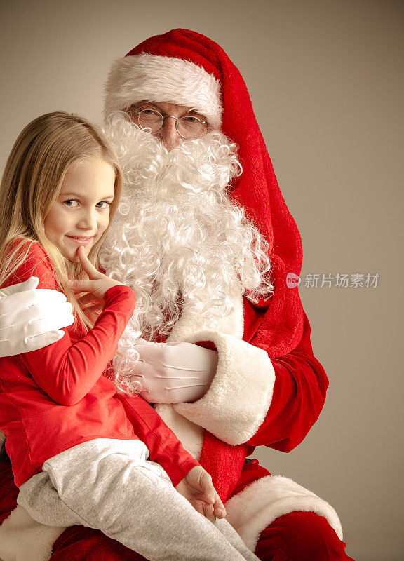 女孩跪在圣诞老人的膝盖上