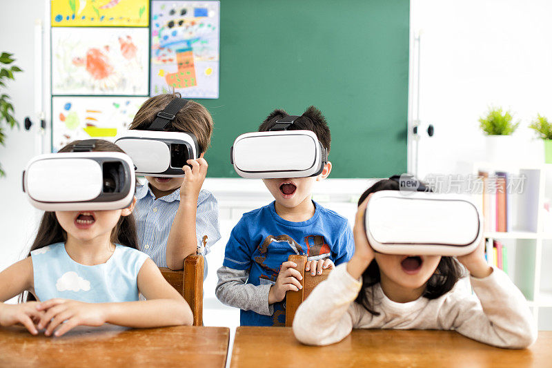 惊讶的学生用虚拟现实头盔在教室里