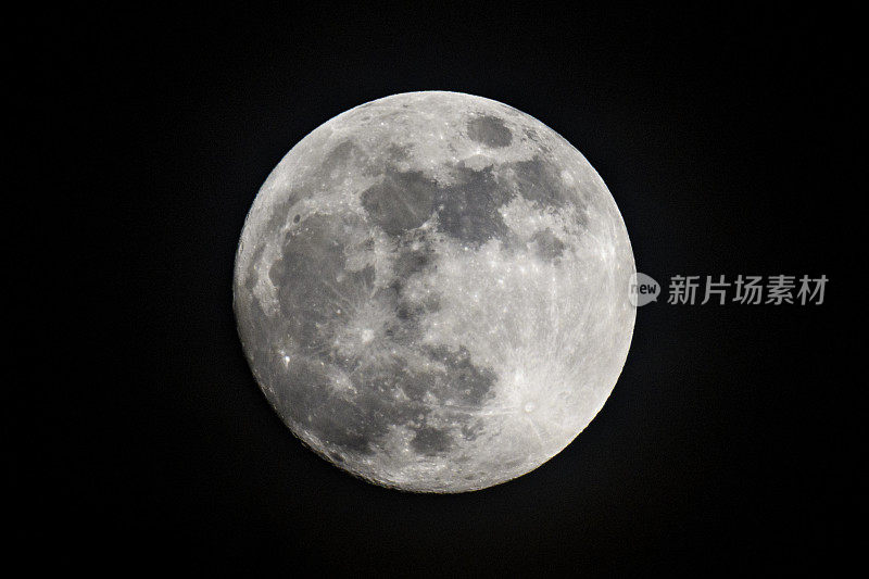 黑暗夜空中的满月