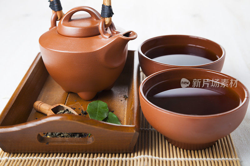陶瓷茶壶和茶叶