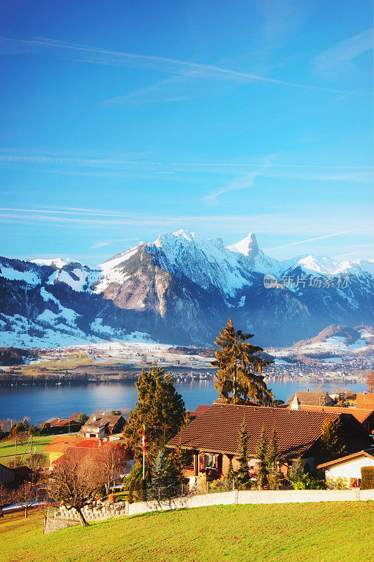 西格里威尔村与瑞士阿尔卑斯山脉和图恩湖