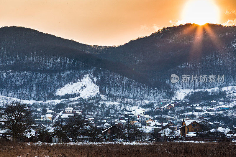 美丽的雪景，山脉和日落在特兰西瓦尼亚，罗马尼亚