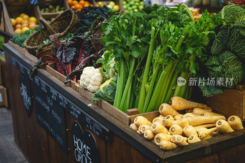 农贸市场的蔬菜摊，包括芹菜、防风草和花椰菜。