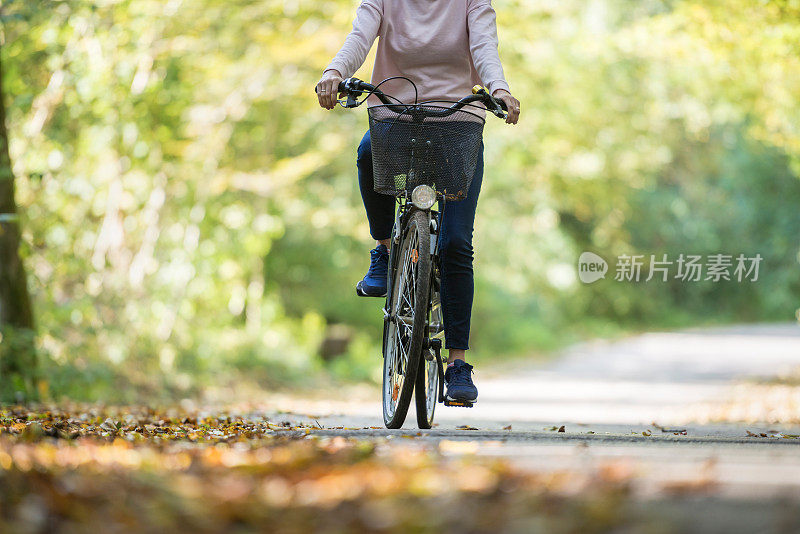 裁剪的观点，一个活跃的妇女骑自行车