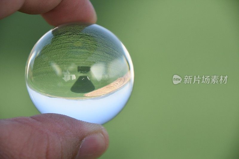 透过水晶球从热气球上鸟瞰