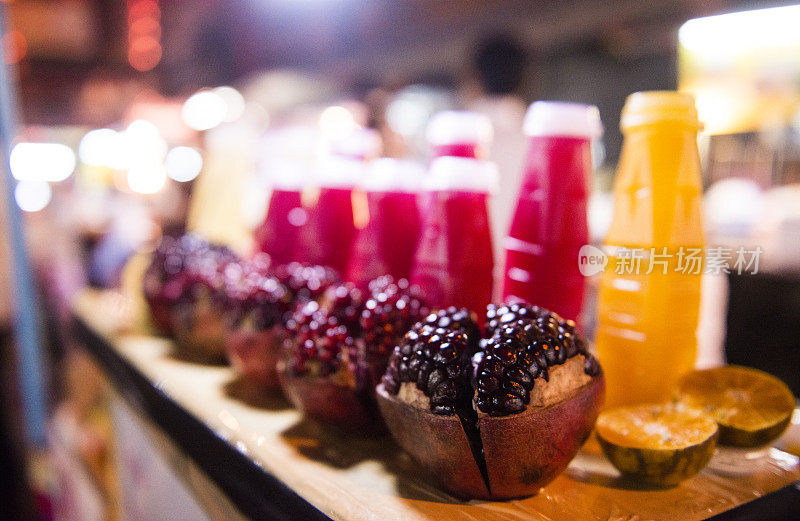 雅罗瓦特路唐人街展示的曼谷街头美食果汁