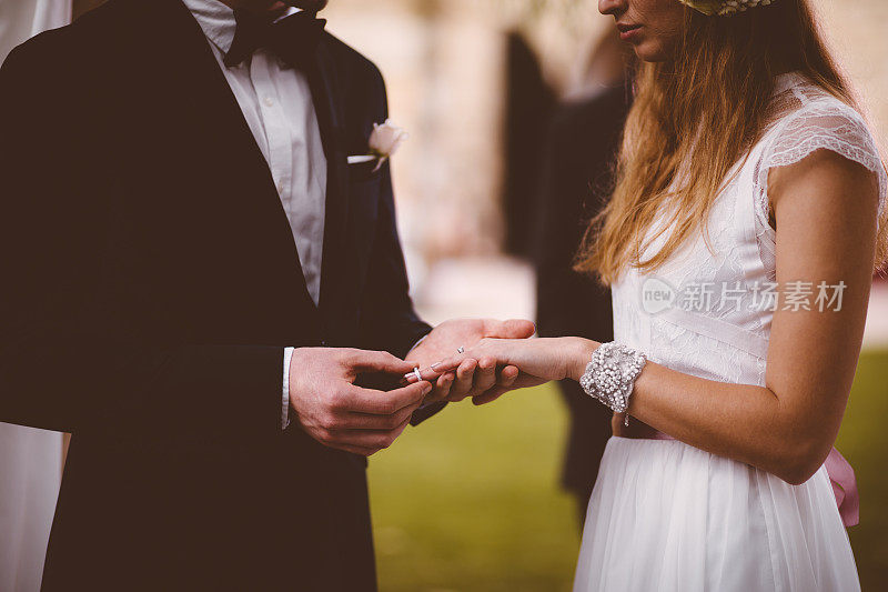新娘和新郎在婚礼上交换誓言和戒指