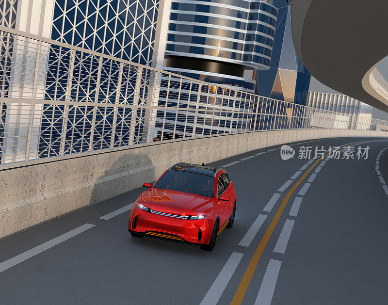 在高速公路上行驶的金属红色电动SUV的正面视图