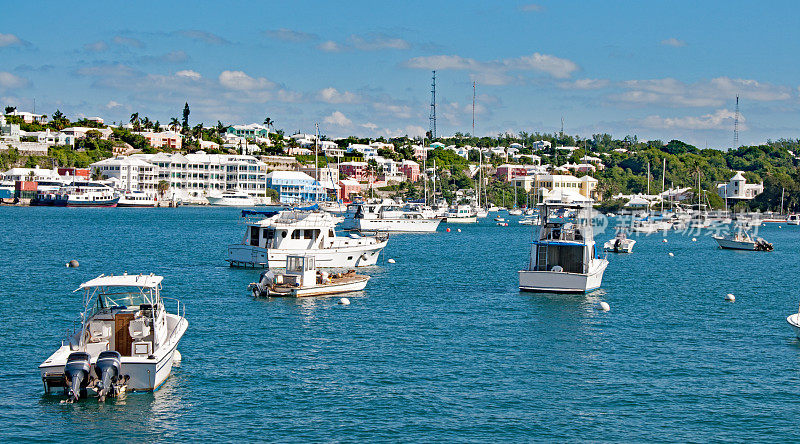 百慕大港口有住宅和私人船只