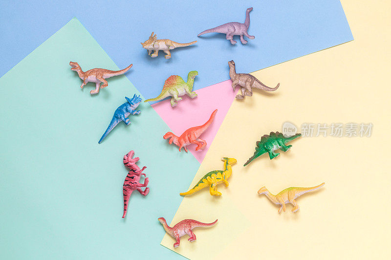 彩色背景上的小恐龙，简约的概念。